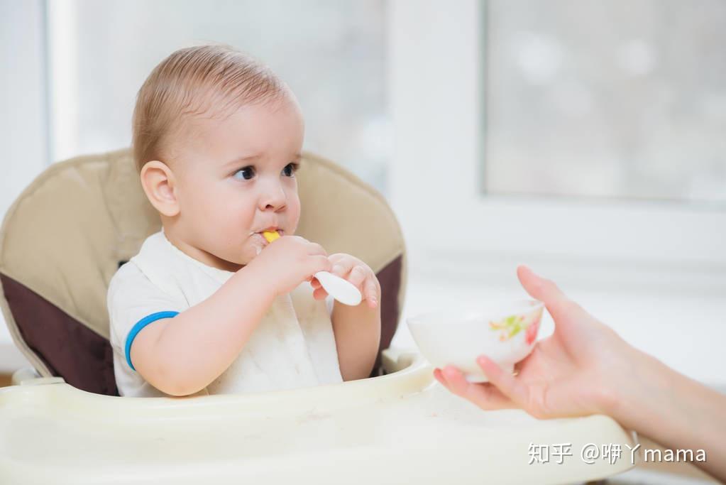 婴儿成长过程中的拍嗝现象与几个月后的转变